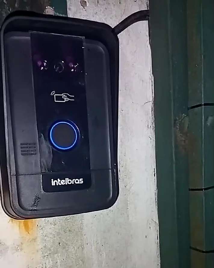Instalação de controle de acesso: porteiro Intelbras com leitor de tag em portão, instalado pela Alfa Mais Digital