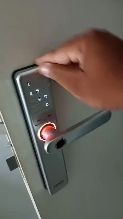 Fechadura digital instalada pela Alfa Mais Digital em Nova Iguaçu